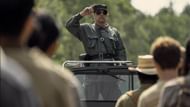 The Long Walk still shows Mark Hamill as the Major addressing contestants before the march. (Image via YouTube/Lionsgate Movies)